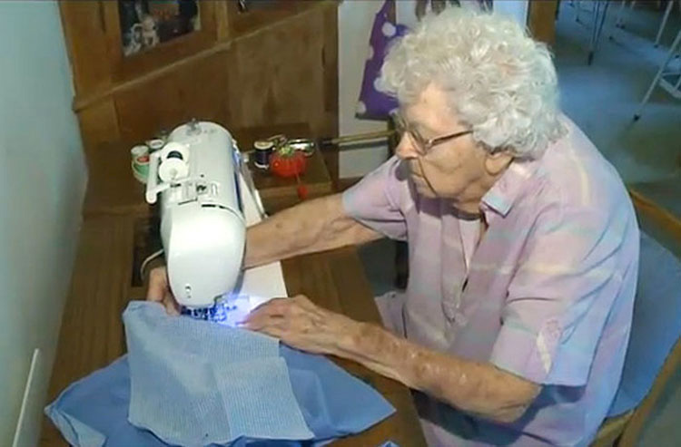 Esta anciana de 99 años hace cada día un vestido para niñas necesitadas 3