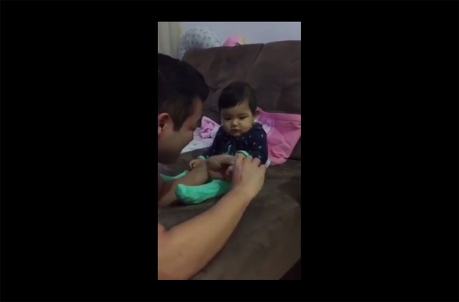 Cada vez que papá intentar cortar las uñas a su bebé, ella hace algo MUY DIVERTIDO