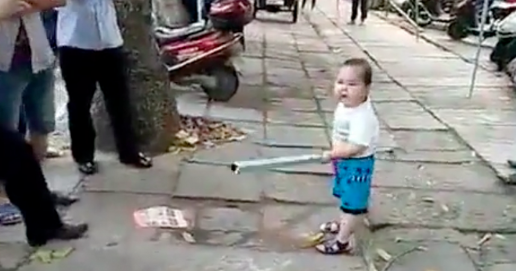 El vídeo que está dando la vuelta al mundo: el niño chino que defiende a su abuela 1