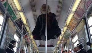 Arrasa en YouTube esta increíble levitación de un mendigo en el metro de Nueva York