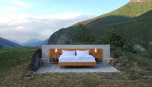 ¿No ves nada extraño en esta habitación? Es un hotel en los Alpes suizos que sorprende al mundo